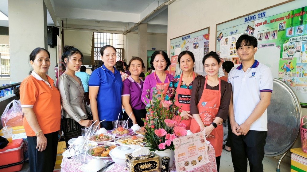 ຊາຍຄາຫວຽດນາມ ທີ່ອົບອຸ່ນຂອງນັກສຶກສາລາວ ຊາຍຄາຫວຽດນາມ ທີ່ອົບອຸ່ນຂອງນັກສຶກສາລາວ