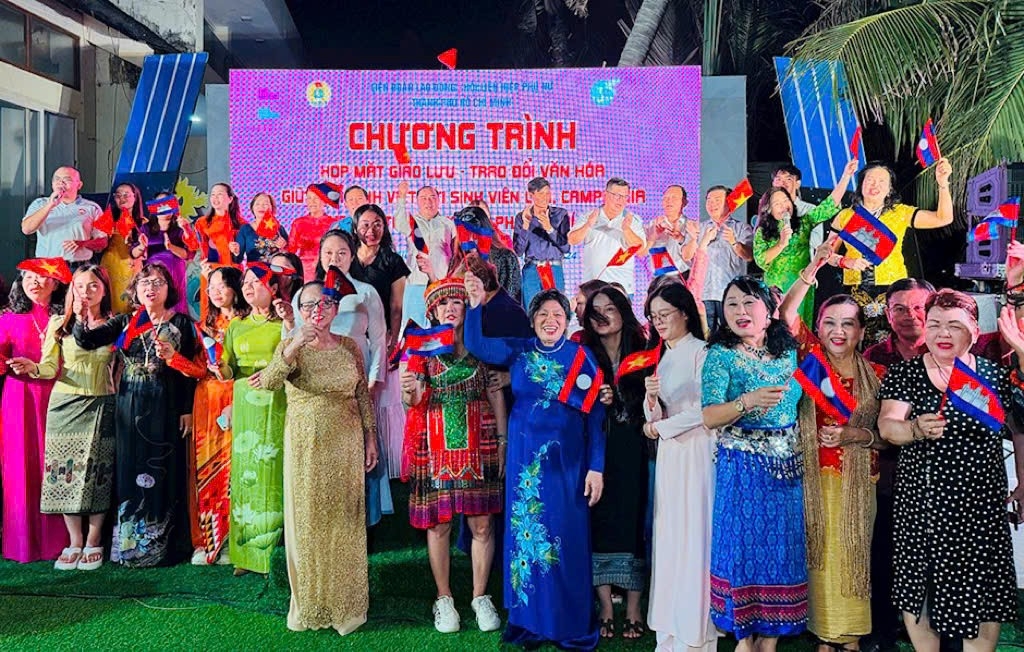 ຊາຍຄາຫວຽດນາມ ທີ່ອົບອຸ່ນຂອງນັກສຶກສາລາວ ຊາຍຄາຫວຽດນາມ ທີ່ອົບອຸ່ນຂອງນັກສຶກສາລາວ