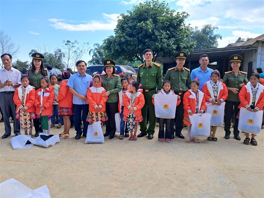“ຕິດປີກຄວາມໄຝ່ຝັນ” ໃຫ້ແກ່ນັກຮຽນຢູ່ເຂດຊາຍແດນ “ຕິດປີກຄວາມໄຝ່ຝັນ” ໃຫ້ແກ່ນັກຮຽນຢູ່ເຂດຊາຍແດນ