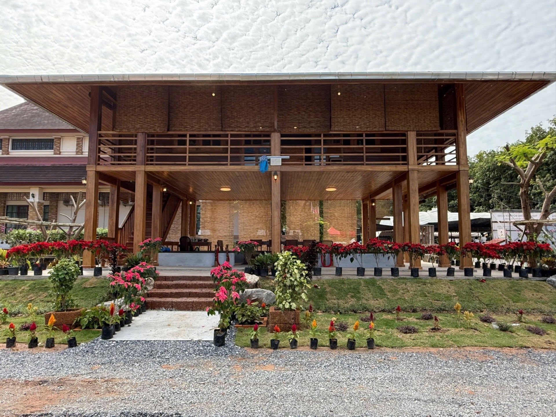ພິທີ​ເປີດ​ສະຫຼອງ​ເຮືອນຮ້ານລຸງໂຮ່ ​ຢູ່​ອຸ​ດອນ​ທາ​ນີ, ປະ​ເທດ​ໄທ.