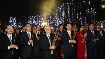 Tổng Bí thư, Chủ tịch nước dâng hương tại Tượng đài Lý Thái Tổ