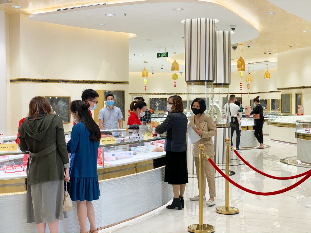 Cận ngày vía Thần Tài, người dân đeo khẩu trang đi mua vàng sớm Cận ngày vía Thần Tài, người dân đeo khẩu trang đi mua vàng sớm