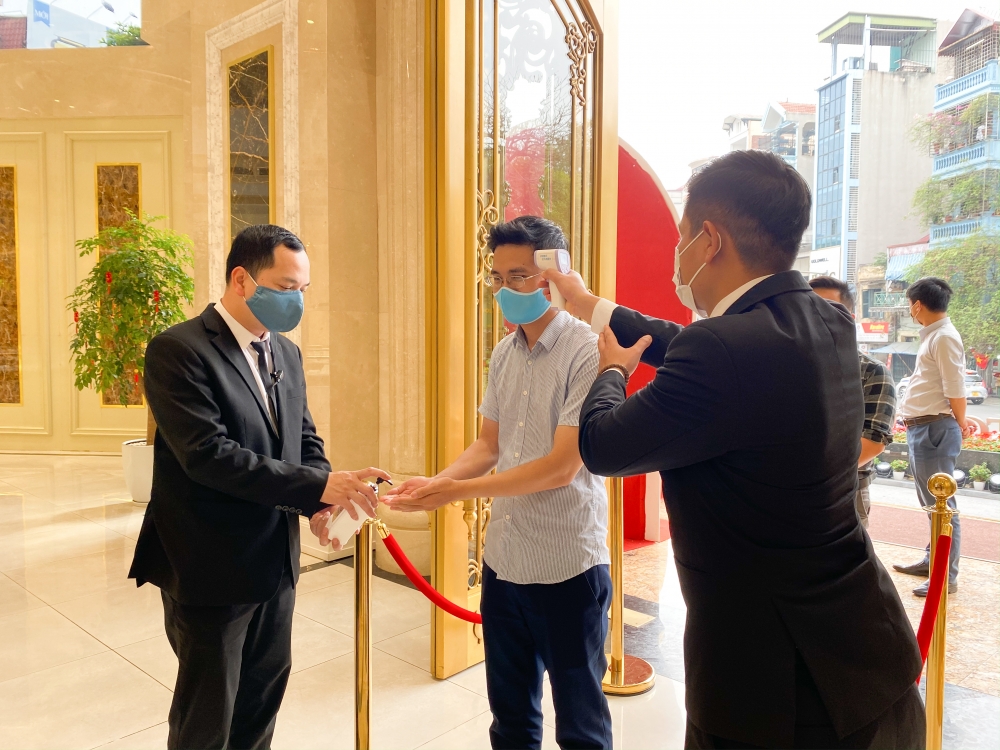 Cận ngày vía Thần Tài, người dân đeo khẩu trang đi mua vàng sớm Cận ngày vía Thần Tài, người dân đeo khẩu trang đi mua vàng sớm