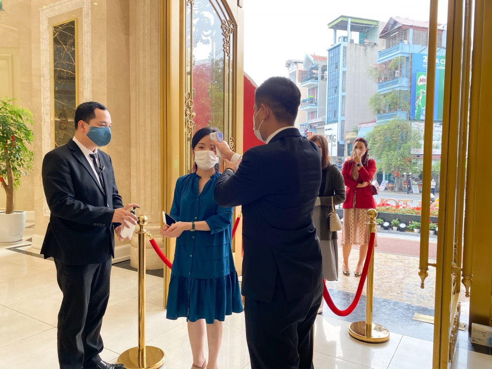 Cận ngày vía Thần Tài, người dân đeo khẩu trang đi mua vàng sớm Cận ngày vía Thần Tài, người dân đeo khẩu trang đi mua vàng sớm