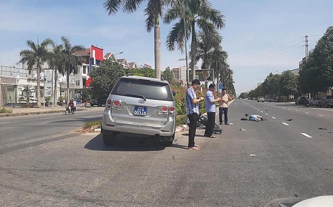 UBKT Tỉnh uỷ Nghệ An lên tiếng vụ xe biển xanh gây tai nạn, cán bộ đứng cầm điện thoại Nghệ An lên tiếng vụ xe biển xanh gây tai nạn, cán bộ đứng cầm điện thoại