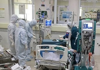 Thủ tướng gửi thư khen, động viên các chiến sĩ áo trắng căng mình chống dịch COVID-19