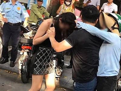 Hà Nội: Công an điều tra vụ chồng chở bồ trên xe Lexus bị vợ đánh ghen tơi tả trên phố ha noi cong an dieu tra vu chong cho bo tren xe lexus bi vo danh ghen toi ta tren pho