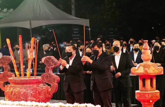 Người dân cả nước cùng tưởng niệm đồng bào tử vong và cán bộ, chiến sĩ hy sinh trong đại dịch COVID-19 Người dân cả nước cùng tưởng niệm đồng bào tử vong và cán bộ, chiến sĩ hy sinh trong đại dịch COVID-19