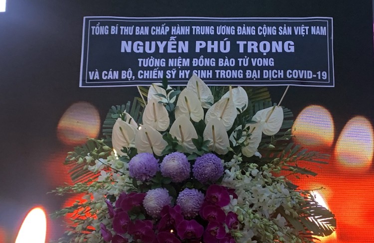 Người dân cả nước cùng tưởng niệm đồng bào tử vong và cán bộ, chiến sĩ hy sinh trong đại dịch COVID-19 Người dân cả nước cùng tưởng niệm đồng bào tử vong và cán bộ, chiến sĩ hy sinh trong đại dịch COVID-19