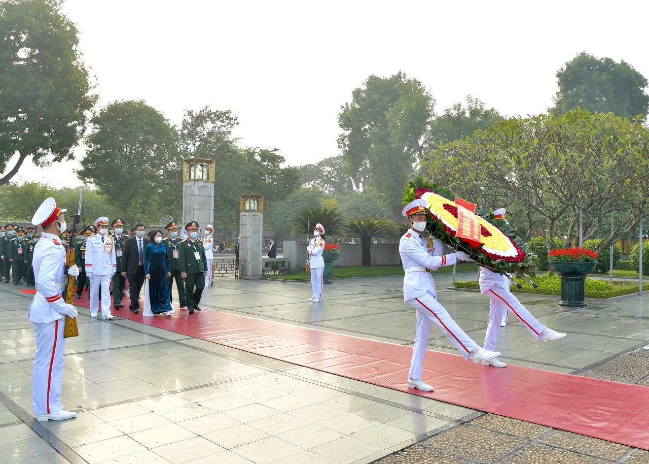 Đại biểu Đại hội Thi đua yêu nước toàn quốc lần thứ X vào Lăng viếng Chủ tịch Hồ Chí Minh Đại biểu Đại hội Thi đua yêu nước toàn quốc lần thứ X vào Lăng viếng Chủ tịch Hồ Chí Minh