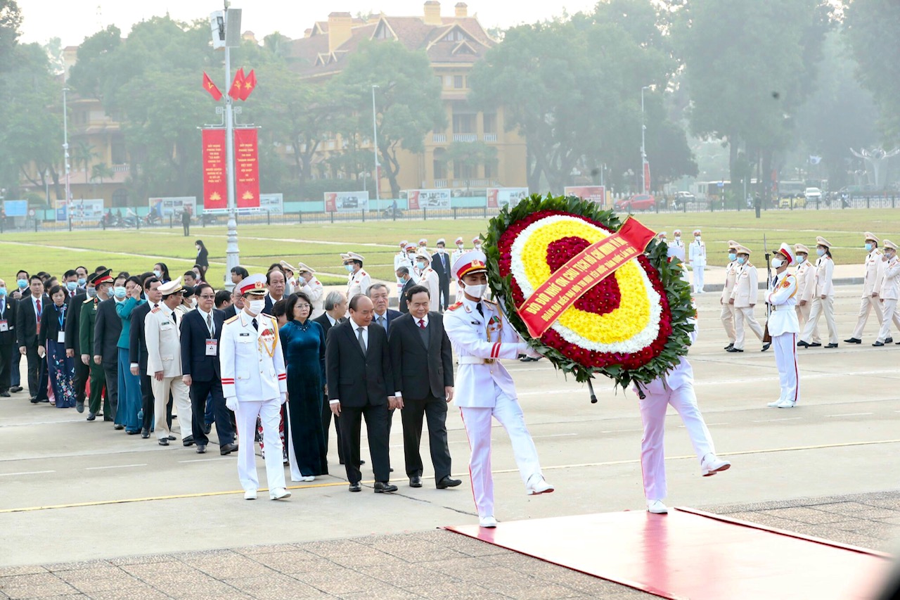 Đại biểu Đại hội Thi đua yêu nước toàn quốc lần thứ X vào Lăng viếng Chủ tịch Hồ Chí Minh Đại biểu Đại hội Thi đua yêu nước toàn quốc lần thứ X vào Lăng viếng Chủ tịch Hồ Chí Minh