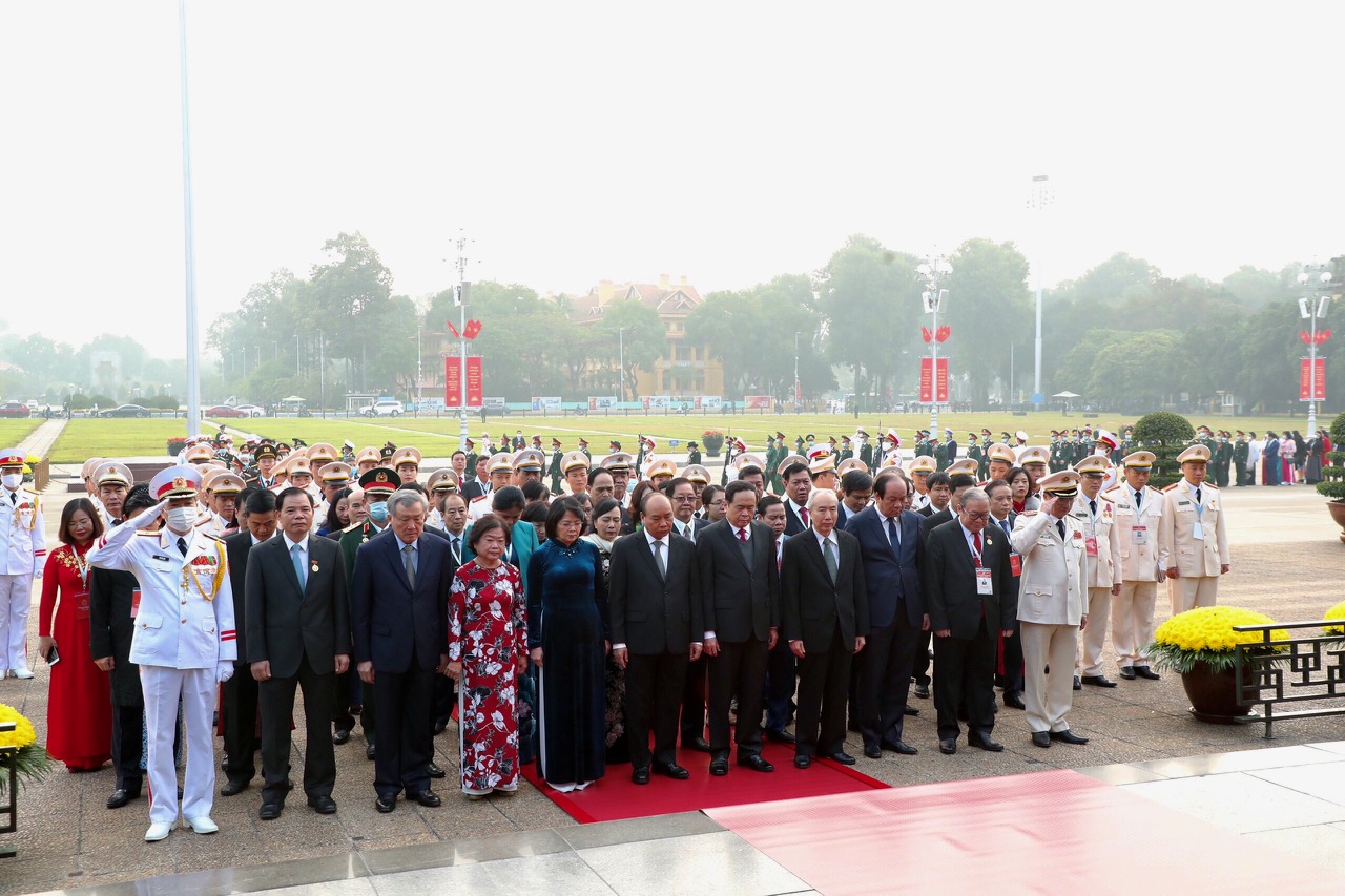 Đại biểu Đại hội Thi đua yêu nước toàn quốc lần thứ X vào Lăng viếng Chủ tịch Hồ Chí Minh Đại biểu Đại hội Thi đua yêu nước toàn quốc lần thứ X vào Lăng viếng Chủ tịch Hồ Chí Minh