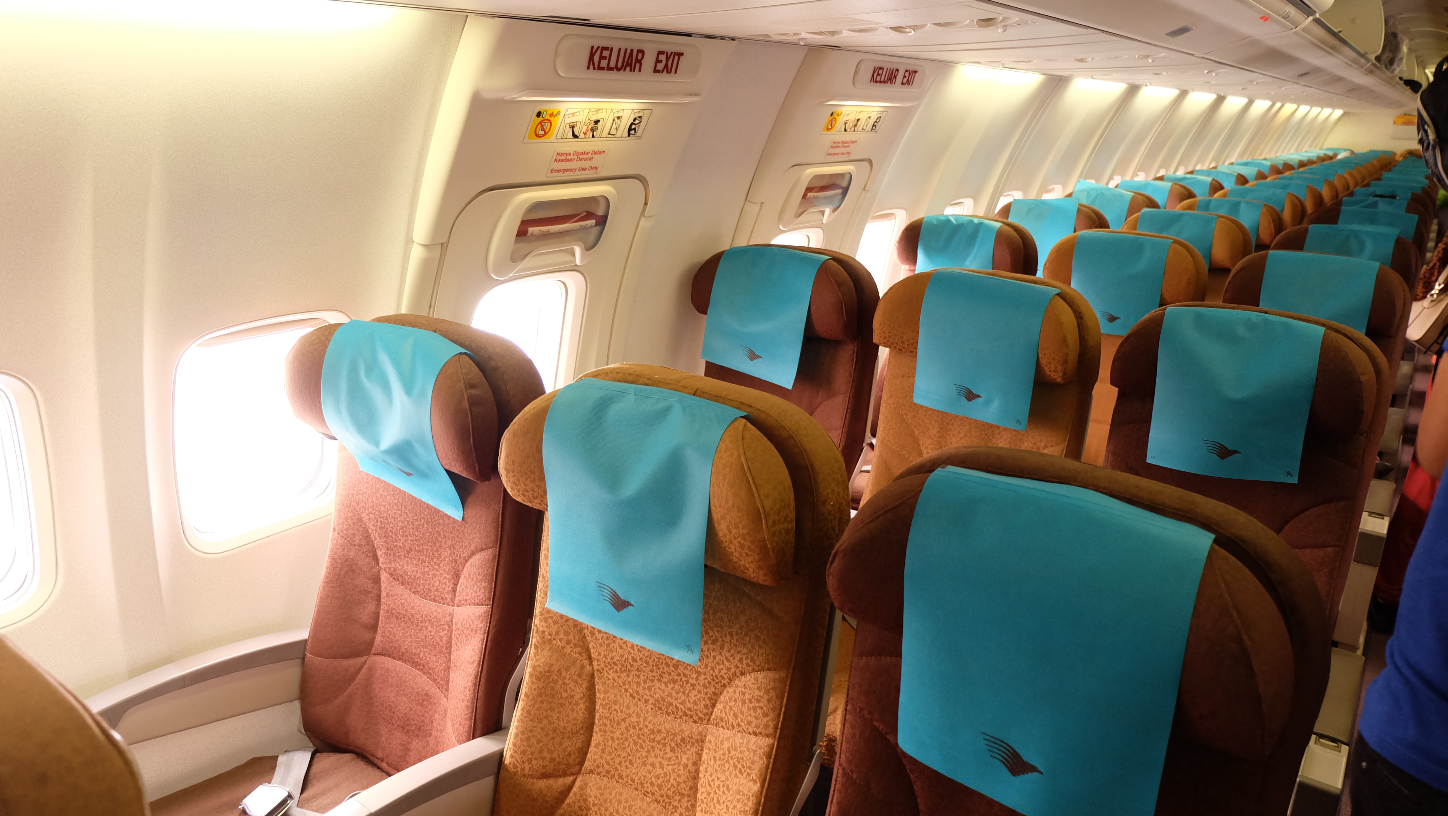 Bố trí hàng ghế bên cửa thoát hiểm trên máy bay đúng hay sai? bo tri hang ghe ben cu a thoat hiem tren may bay dung hay sai