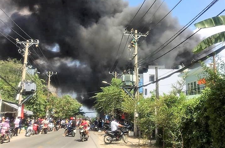 Nổ gara, cháy lớn giữa Sài Gòn, 10 ô tô bị thiêu rụi no gara chay lon giua sai gon 10 o to bi thieu rui