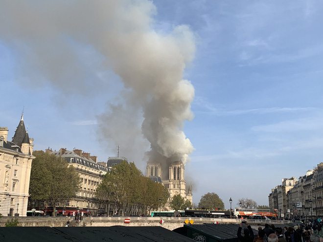 Cháy Nhà thờ Đức Bà Paris những hình ảnh đau lòng chay nha tho duc ba paris nhung hinh anh dau long