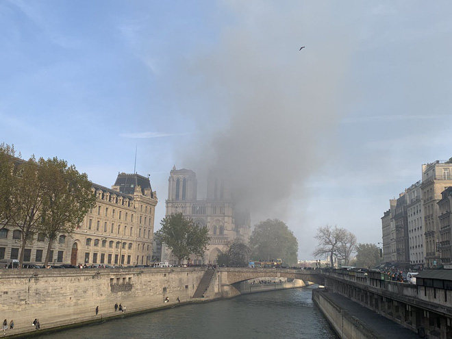 Cháy Nhà thờ Đức Bà Paris những hình ảnh đau lòng chay nha tho duc ba paris nhung hinh anh dau long