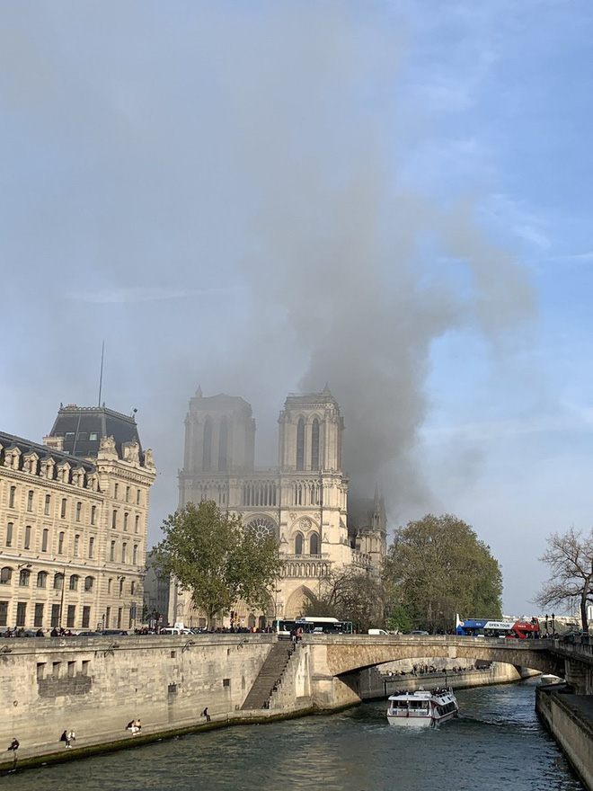 Cháy Nhà thờ Đức Bà Paris những hình ảnh đau lòng chay nha tho duc ba paris nhung hinh anh dau long