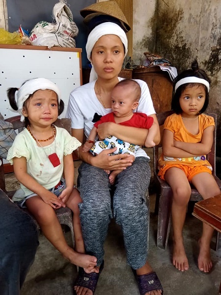 Bố mất vì TNGT, 3 con thơ bơ vơ cùng mẹ trẻ không nghề nghiệp bo mat vi tngt 3 con tho bo vo cung me tre khong nghe nghiep