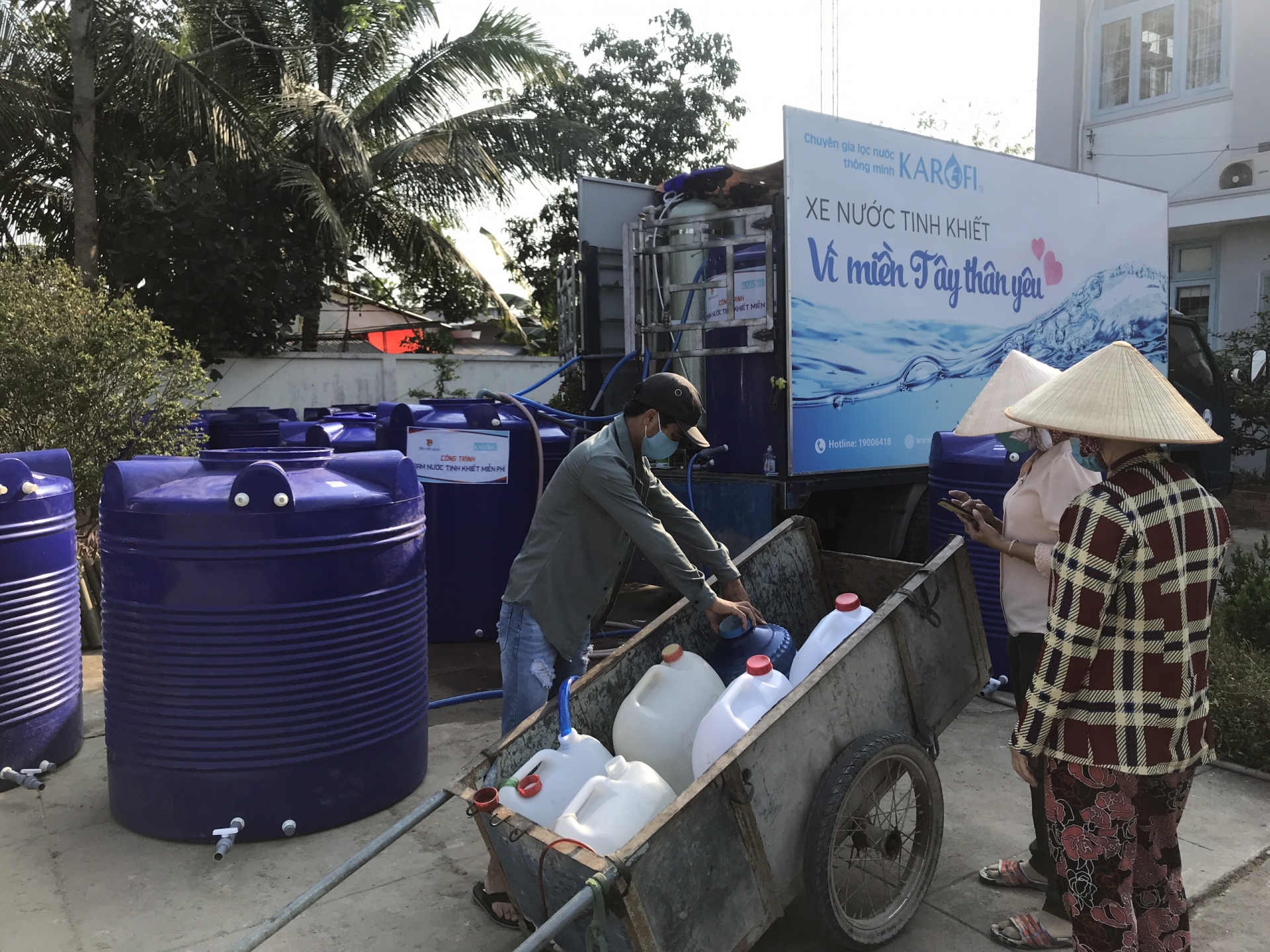 Karofi xây 3 trạm nước tinh khiết tặng bà con miền Tây chống mặn karofi xay 3 tram nuoc tinh khiet tang ba con mien tay chong man