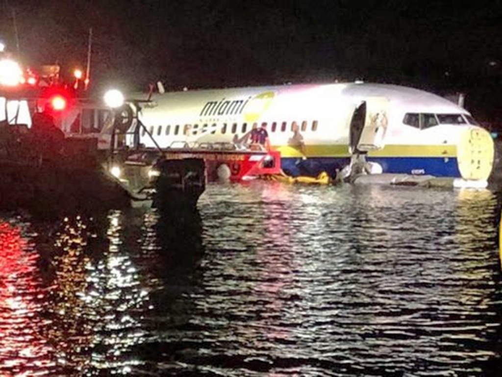 bao lon quat may bay boeing 737 xuong song o florida my