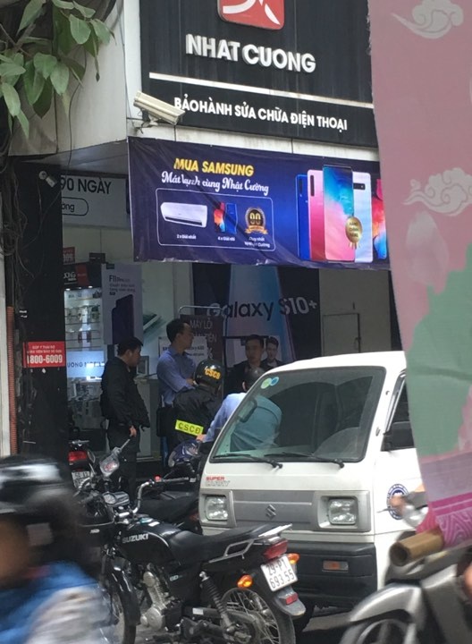 Công an khám xét cửa hàng điện thoại Nhật Cường tại Lý Quốc Sư cong an kham xet cua hang dien thoai nhat cuong tai ly quoc su
