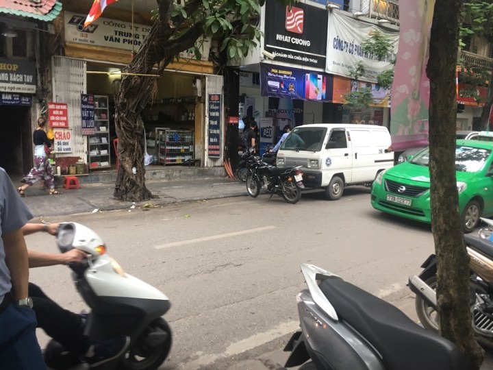 Công an khám xét cửa hàng điện thoại Nhật Cường tại Lý Quốc Sư cong an kham xet cua hang dien thoai nhat cuong tai ly quoc su