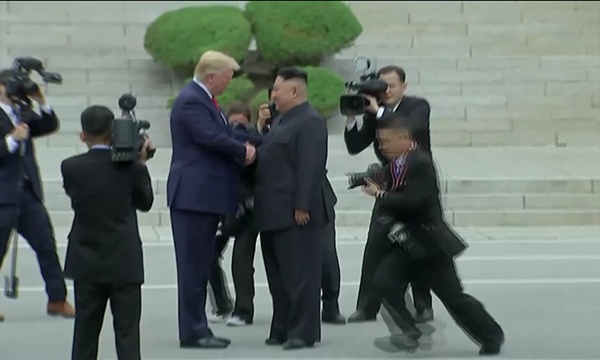 Ông Trump bước vào lãnh thổ Triều Tiên, mời ông Kim thăm Nhà Trắng ong trump buoc vao lanh tho trieu tien moi ong kim tham nha trang