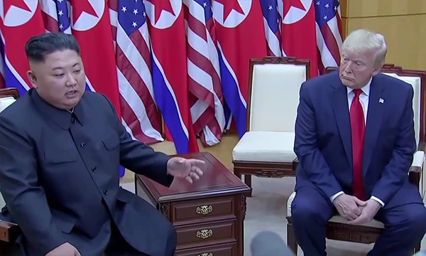 Ông Trump bước vào lãnh thổ Triều Tiên, mời ông Kim thăm Nhà Trắng ong trump buoc vao lanh tho trieu tien moi ong kim tham nha trang