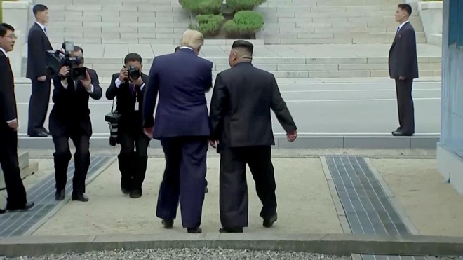 Ông Trump bước vào lãnh thổ Triều Tiên, mời ông Kim thăm Nhà Trắng ong trump buoc vao lanh tho trieu tien moi ong kim tham nha trang
