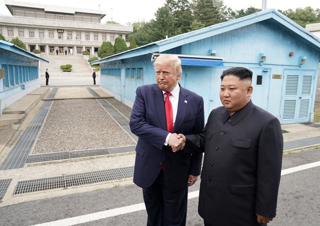Ông Trump bước vào lãnh thổ Triều Tiên, mời ông Kim thăm Nhà Trắng ong trump buoc vao lanh tho trieu tien moi ong kim tham nha trang