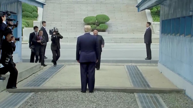 Ông Trump bước vào lãnh thổ Triều Tiên, mời ông Kim thăm Nhà Trắng ong trump buoc vao lanh tho trieu tien moi ong kim tham nha trang