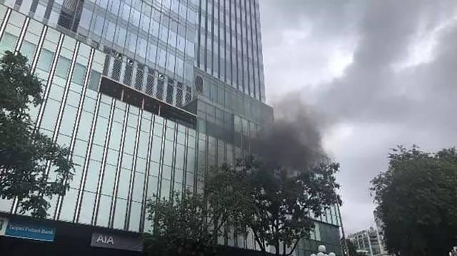 Hoảng loạn tháo chạy khỏi toà nhà Sài Gòn Center vì báo cháy toa nha sai gon center boc khoi nghi ngut hang tram nguoi thao chay o tphcm