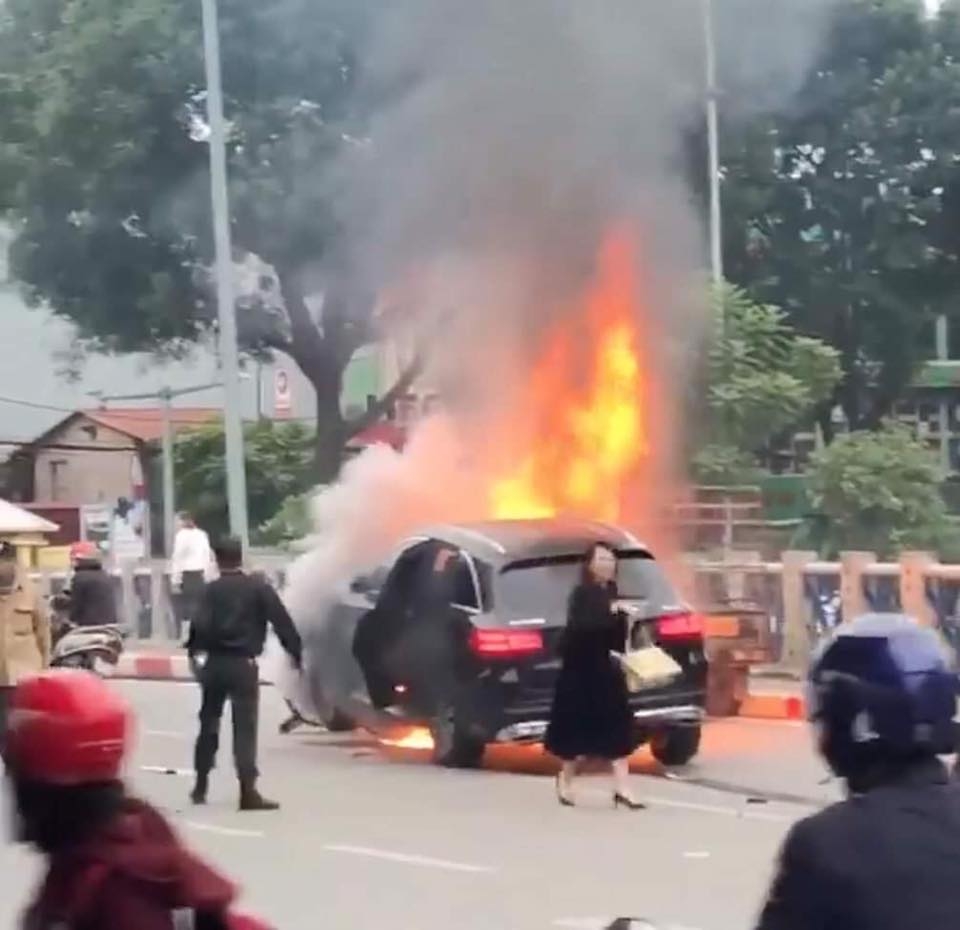 Xe Mercedes GLC bốc cháy dữ dội sau khi đâm xe máy giữa phố Hà Nội xe mercedes glc boc chay du doi sau khi dam xe may giua pho ha noi