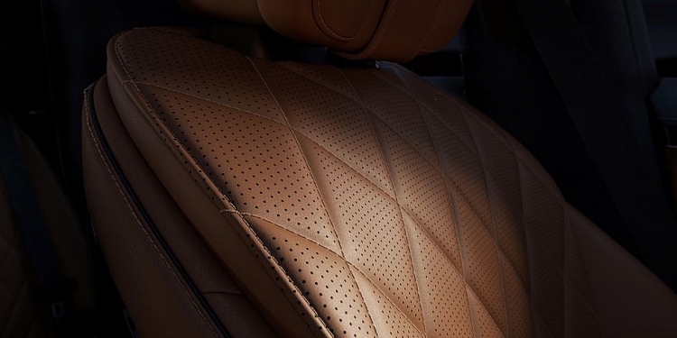 Mercedes cũng thêm chức năng bổ sung cho các ghế, cả phía trước và phía sau, để mang đến cả sự thoải mái và sức khỏe. noi that mercedes benz s class 2021 dua sieu du thuyen vao trong o to