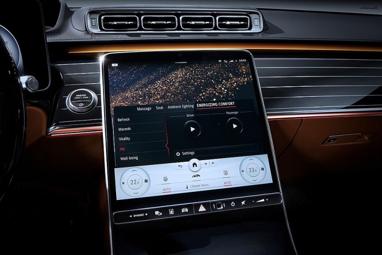 MBUX của Mercedes-Benz S-Class 2021 được đặt ở phía trước và vị trí trung tâm với một màn hình lớn, sáng, được gắn đủ thấp để không nhô ra khỏi bảng điều khiển. noi that mercedes benz s class 2021 dua sieu du thuyen vao trong o to