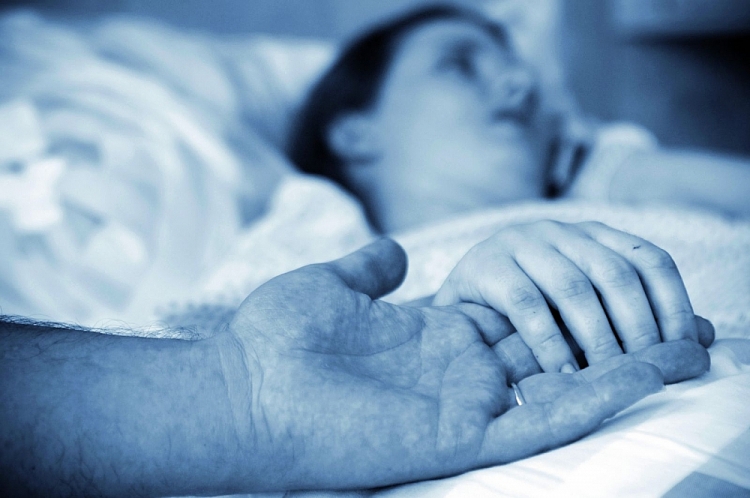 Phổi không khỏe mạnh về lâu dài dẫn đến khó thở, dễ dàng ngưng thở khi ngủ dẫn đến đột tử. Ảnh: Dying Matters lam sang to bi an dot tu trong khi ngu 4