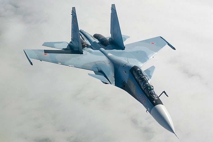 Tiêm kích Su-30SM của Nga truy cản hai máy bay NATO trên Biển Đen tiem kich su 30sm cua nga truy can hai may bay nato tren bien den
