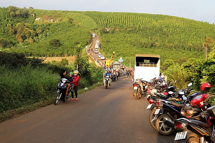 Tin tức tai nạn giao thông TNGT nóng nhất chiều 21 8 Va chạm ô tô tài xế GrabBike tử vong thương tâm tin tuc tai nan giao thong tngt nong nhat chieu 218 va cham o to tai xe grabbike tu vong thuong tam