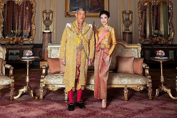 Vua Thái Lan bất ngờ phục vị cho Hoàng quý phi vua thai lan bat ngo phuc vi cho hoang quy phi