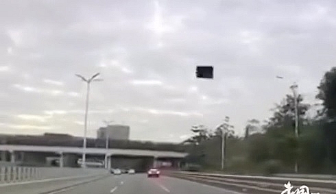 Video: Nóc xe Tesla Model S bật tung, Tesla đổ lỗi cho bên thứ ba Video: Nóc xe Tesla Model S bật tung, Tesla đổ lỗi cho bên thứ ba