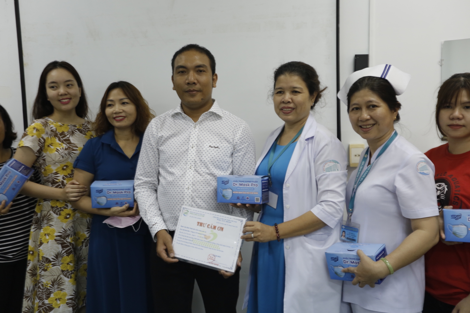 Trao tặng 250.000 khẩu trang kháng khuẩn cho các bệnh viện tại TP. Hồ Chí Minh và các tỉnh lân cận trao tang 250000 khau trang khang khuan cho cac benh vien tai tp ho chi minh va cac tinh lan can