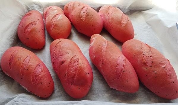 Phóng viên nước ngoài ca ngợi hết lời bánh mì thanh long của Việt Nam phong vien nuoc ngoai ca ngoi het loi banh mi thanh long cua viet nam
