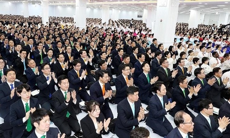 Giáo phái Tân Thiên Địa: "Đeo khẩu trang là hành động bất kính với Chúa trời" giao phai tan thien dia deo khau trang la hanh dong bat kinh voi chua troi