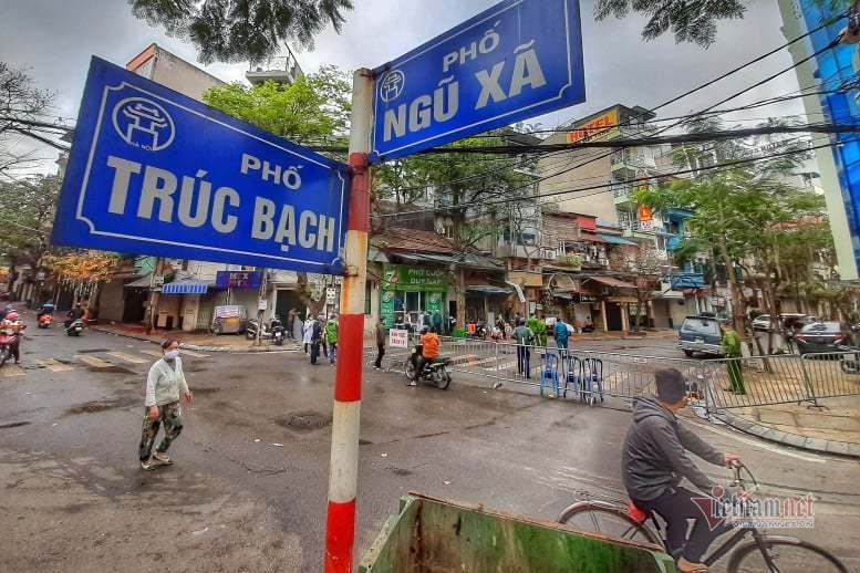 Chùm ảnh: Cuộc sống của người dân phố Trúc Bạch khi bị cách ly tại nhà chum anh cuoc song cua nguoi dan pho truc bach khi bi cach ly tai nha