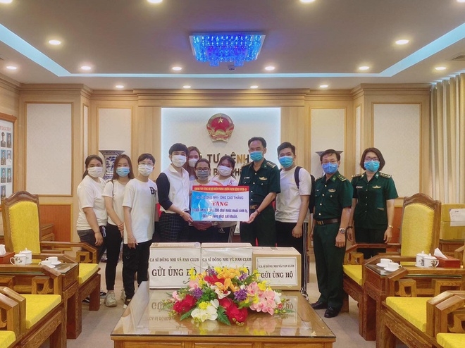Đông Nhi - Ông Cao Thắng tặng 35.000 khẩu trang và vật phẩm y tế chống dịch Covid-19 dong nhi ong cao thang tang 35000 khau trang va vat pham y te chong dich covid 19