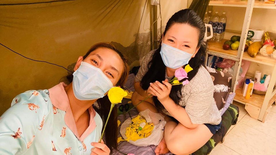 vo hoang yen khien dan mang cuoi nghieng nga voi man hong to tinh trong khu cach ly