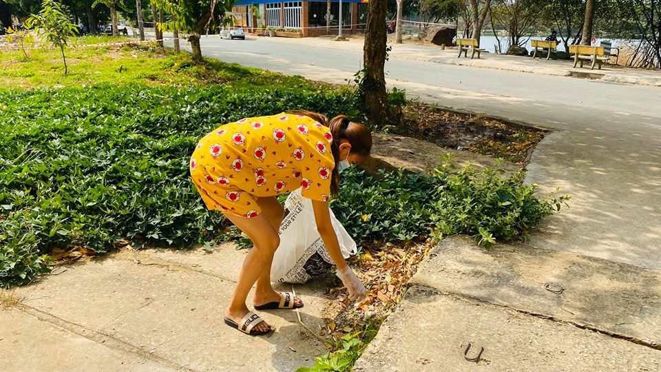 vo hoang yen khien dan mang cuoi nghieng nga voi man hong to tinh trong khu cach ly