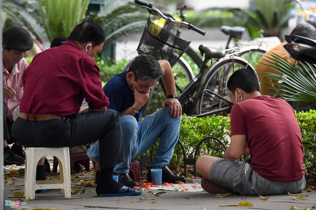 Hà Nội: Người dân vẫn theo thói quen tụ tập tập thể dục trong công viên ha noi nguoi dan van theo thoi quen tu tap tap the duc trong cong vien