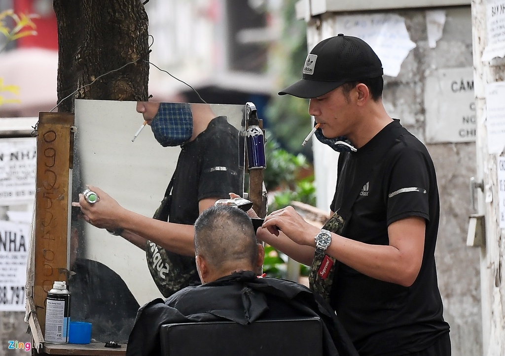 Hà Nội: Người dân vẫn theo thói quen tụ tập tập thể dục trong công viên ha noi nguoi dan van theo thoi quen tu tap tap the duc trong cong vien
