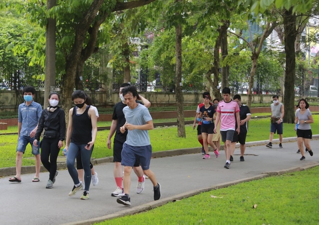 Hà Nội: Người dân vẫn theo thói quen tụ tập tập thể dục trong công viên ha noi nguoi dan van theo thoi quen tu tap tap the duc trong cong vien